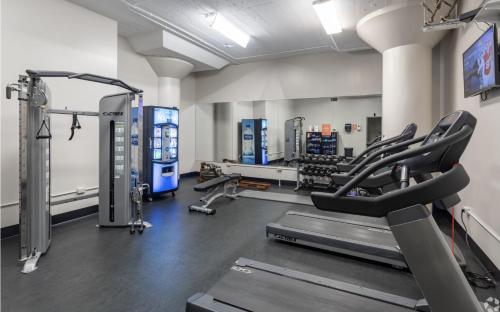 McCormick 2br/2ba Oasis with optional Parking, Patio, Gym for up to 6 guests in Chicago, USA