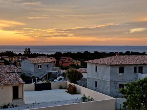 L'Osari, villa vue mer, accès plage à pied, golf, jardin clos pour enfants