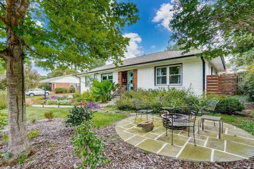Poolside Bungalow with Fire Pit Fun and King Suite in Charlotte, USA