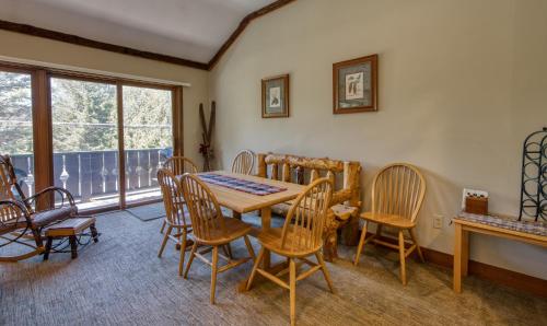 Lovely and Comfortable Condominium Blocks to Main Street! in Lake Placid, USA