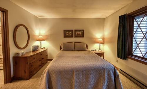 Lovely and Comfortable Condominium Blocks to Main Street! in Lake Placid, USA