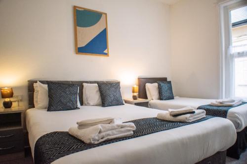 1 double bed, 1 twin bed