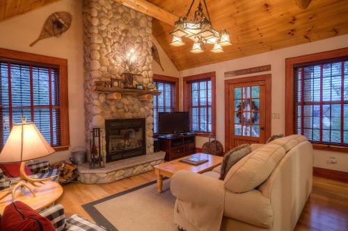 Lovely Lakeview Cabin Minutes to Main Street! in Lake Placid, USA