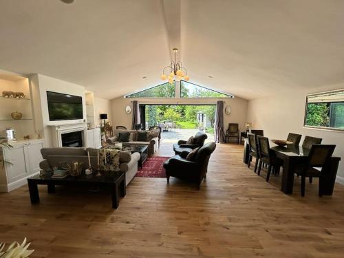 Family-friendly country home w/great room & annexe