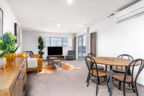 2BR 2BA Greenway Apt with Views