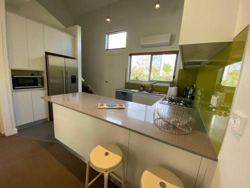 Konyha, Cosy Work From Home Townhouse 10 Mins From City - Hosted by CanStay in O'Connor