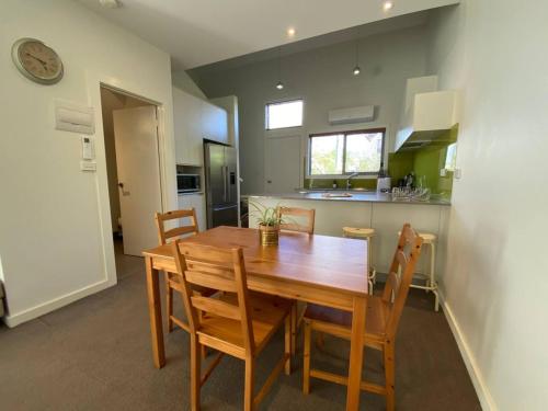 Konyha, Cosy Work From Home Townhouse 10 Mins From City - Hosted by CanStay in O'Connor