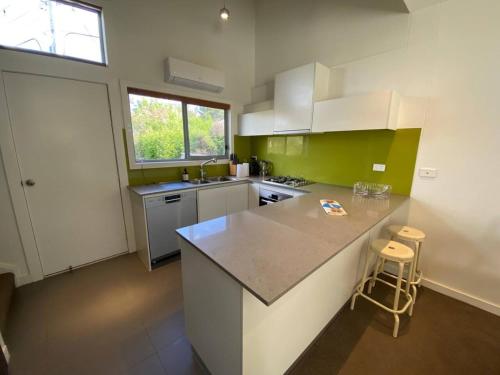 Konyha, Cosy Work From Home Townhouse 10 Mins From City - Hosted by CanStay in O'Connor