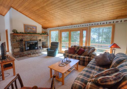 Beautiful Village Home with Hot Tub, Blocks to Main Street! in Lake Placid, Vereinigte Staaten von Amerika