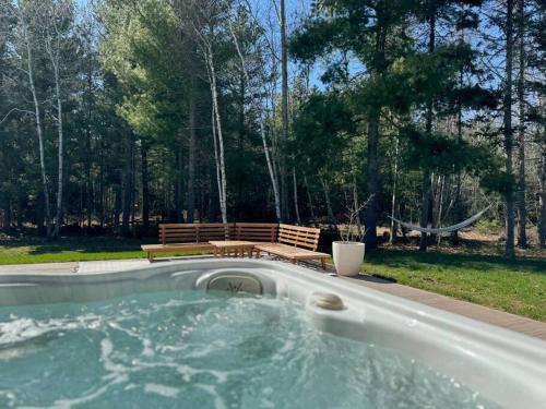 . Luxury Forest Oasis 4 beds 4 baths and Hot tub