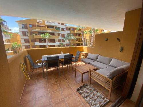 beranda/teres, Apartamento con piscina y playa cercana en Torrevieja, area de Punta Prima AQ-125 in Punta Prima