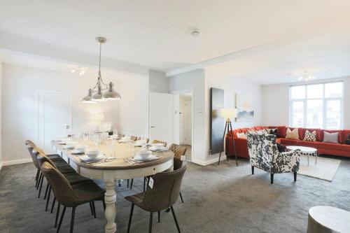 Deluxe 7 Bedroom Property in Solihull Room Type - Vacation Home