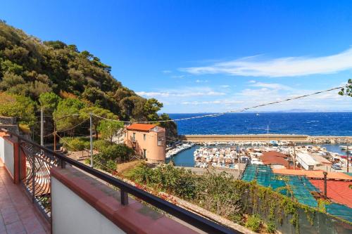 View on bay and charming houses Mediterranea e Capricorno, Масса-Лубренсе (фото 10)