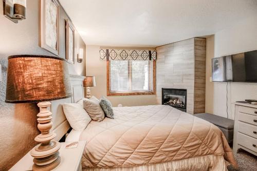 Chic 2BR Condo-Walk to Main St & Skiing in Breckenridge, USA