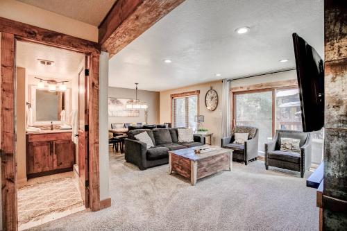 Chic 2BR Condo-Walk to Main St & Skiing in Breckenridge, USA