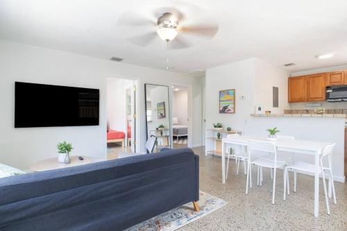 Cozy 2bed 1 Bath 5 min to Las Olas W/free parking! in Fort Lauderdale, USA
