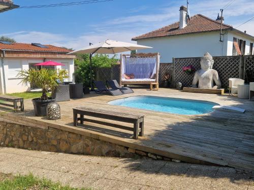 La Balinaise Chambre indépendante avec jardin et piscine proche Chantilly, PARC ASTERIX et gare TER pour PARIS en 19min, à 15 min de Roissy CDG