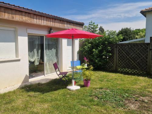 La Balinaise Chambre indépendante avec jardin et piscine proche Chantilly, PARC ASTERIX et gare TER pour PARIS en 19min, à 15 min de Roissy CDG