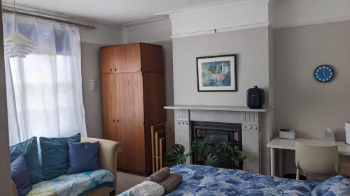 Comfort and Convenience double with ensuite London W7 - Accommodation - London