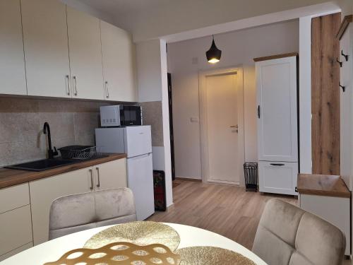 Konyha, Apartment Novi-Solaris in Zvinje