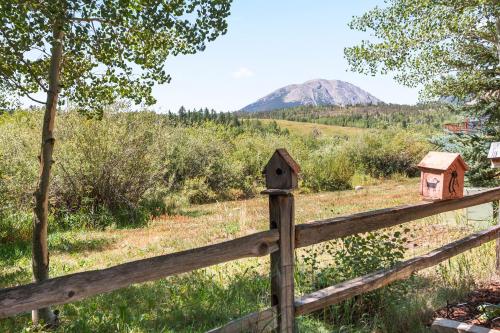 Coyote Retreat by Great Western Lodging in Silverthorne, USA