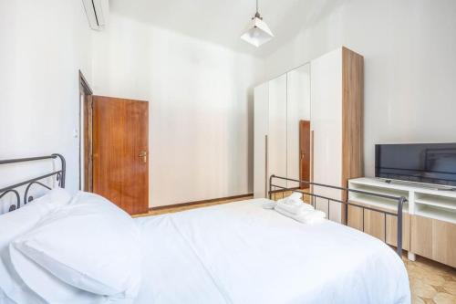 Essential Bologna - Ambrogio Host