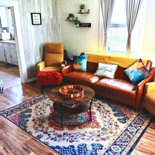 Giggling Creek Cottage - BedJet! King Sized! Gazebo, 45 Acres, Arcades, Nintendo, more detail