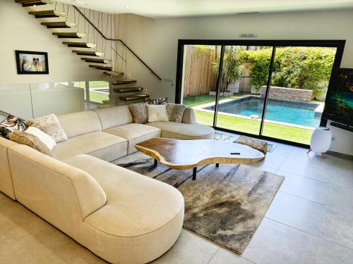 Shared lounge/TV area, Villa Prestige Confort & Piscine in Saint-Mitre