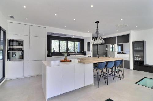 Kitchen, Villa Prestige Confort & Piscine in Saint-Mitre