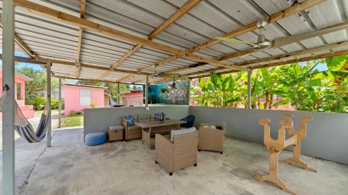 Coral Casa just one block from the beach