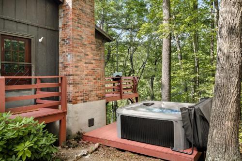 Hot Tub, Deck, Screened Porch, Fire Pit, & WiFi in Basye, USA