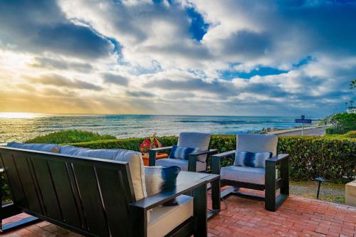 Oceanfront Townhome with Breathtaking Views in San Diego, USA