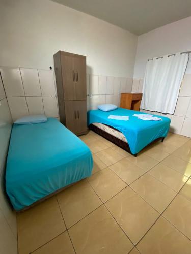 2 twin beds
