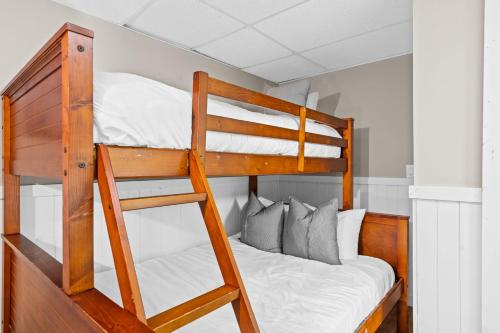 Hot Tub I Mountain View I Game Room I Sleeps 18