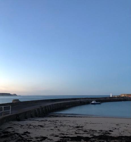 Kilátás, A cosy seaside cottage in Cullen