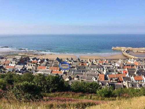 Kilátás, A cosy seaside cottage in Cullen