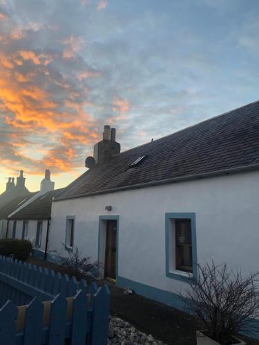 Kilátás, A cosy seaside cottage in Cullen