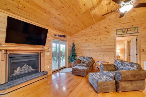 Cabin in the Clouds with Hot Tub Less Than 10Mi to Dollywood - image 6