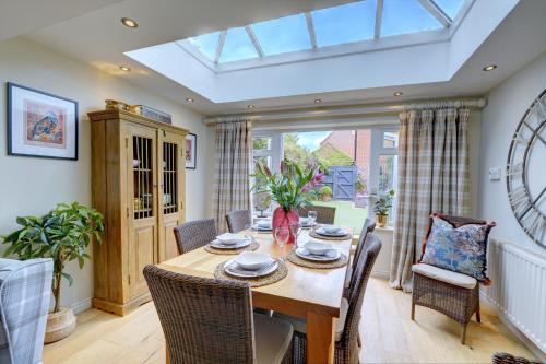 Market House by Spa Town Property - Spacious & Stylish Townhouse with Free Parking Near to Stratford-upon-Avon, Warwick & Solihull