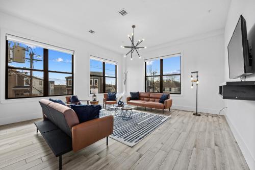 Expansive 3BR with Pool Table - Easy Access to NYC Expansive 3BR with Pool Table - Easy Access to NYC