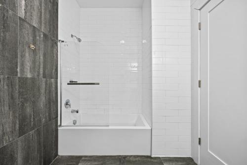 Expansive 3BR with Pool Table - Easy Access to NYC Expansive 3BR with Pool Table - Easy Access to NYC