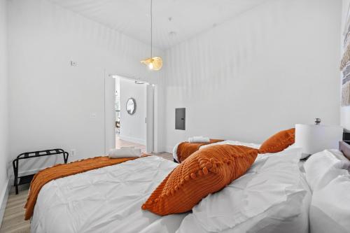 Expansive 3BR with Pool Table - Easy Access to NYC Expansive 3BR with Pool Table - Easy Access to NYC