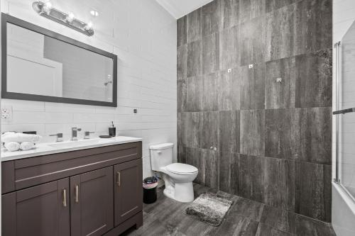 Expansive 3BR with Pool Table - Easy Access to NYC Expansive 3BR with Pool Table - Easy Access to NYC