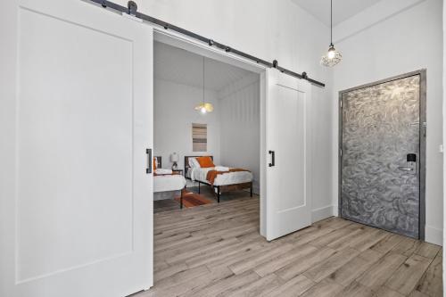 Expansive 3BR with Pool Table - Easy Access to NYC Expansive 3BR with Pool Table - Easy Access to NYC