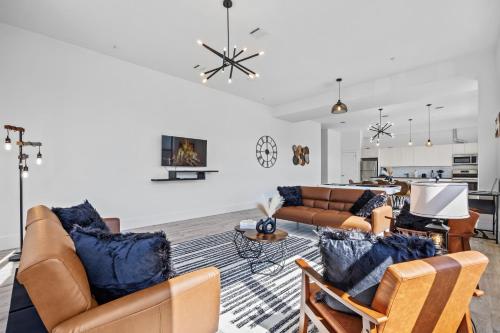 Expansive 3BR with Pool Table - Easy Access to NYC Expansive 3BR with Pool Table - Easy Access to NYC