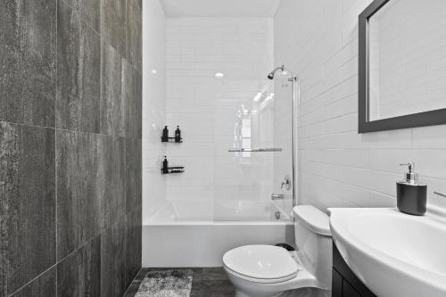 Expansive 3BR with Pool Table - Easy Access to NYC Expansive 3BR with Pool Table - Easy Access to NYC