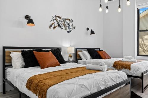 Expansive 3BR with Pool Table - Easy Access to NYC Expansive 3BR with Pool Table - Easy Access to NYC