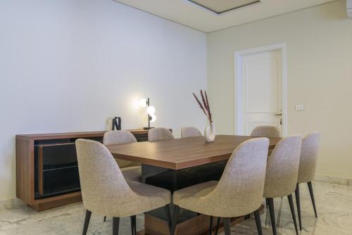Crest 3-Bedroom Apt & Balcony in Hamra - image 3