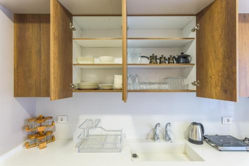 Crest 3-Bedroom Apt & Balcony in Hamra - image 6