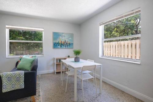Lovely 2 bed 1 Bath near Las Olas W/Free parking! thumb 2